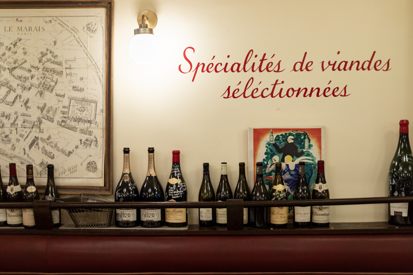 Le mur patiné et les bouteilles de vin dans la salle.